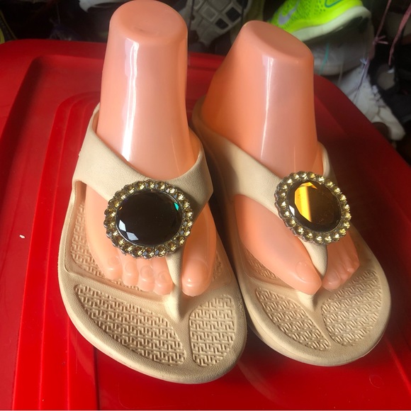 Telic Find Your Purpose Tan Rubber with Stone Sandals Size Medium - Picture 3 of 16